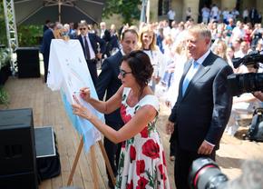 Cât costă rochia purtată de Carmen Iohannis la Ambasada României de la Paris, înainte de Jocurile Olimpice » Detaliul care a atras atenția tuturor