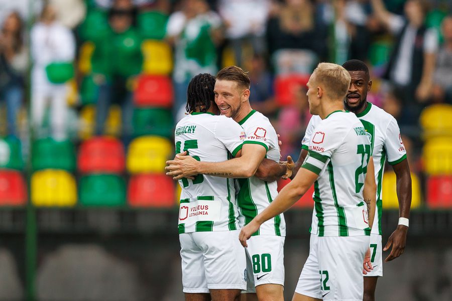 Liviu Antal, felicitat de coechipieri Atacantul plecat în vară de la Dinamo, hat-trick într-un 7-0 din Conference League » Liviu Antal a marcat o „dublă” în duelul românilor