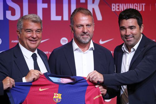 Antrenorul Hansi Flick, președintele Juan Laporta și directorul sportiv Deco fac tot mai greu față presiunii fanilor Barcelonei / Foto: Imago