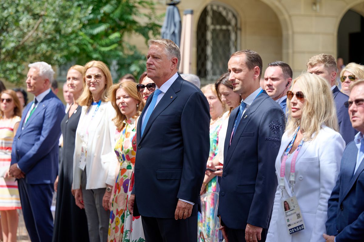 Cât costă rochia purtată de Carmen Iohannis la Ambasada României de la Paris, înainte de Jocurile Olimpice » Detaliul care a atras atenția tuturor