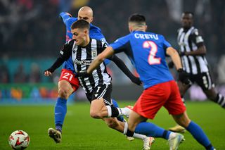 Scandal cu perla lui Răzvan Lucescu! » „Messi de Grecia” a fost dat jos din avion de fani!