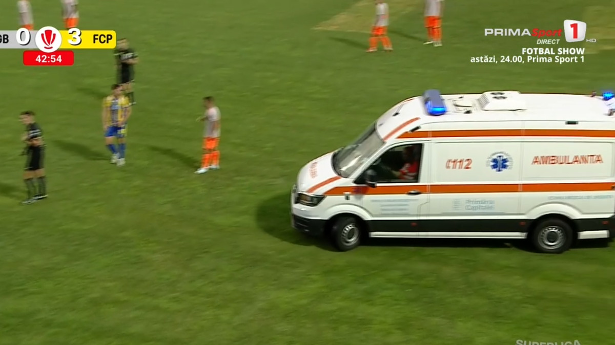 Moment-șoc în Superliga: tușierul a suferit o accidentare-horror și a fost transportat cu ambulanța la spital