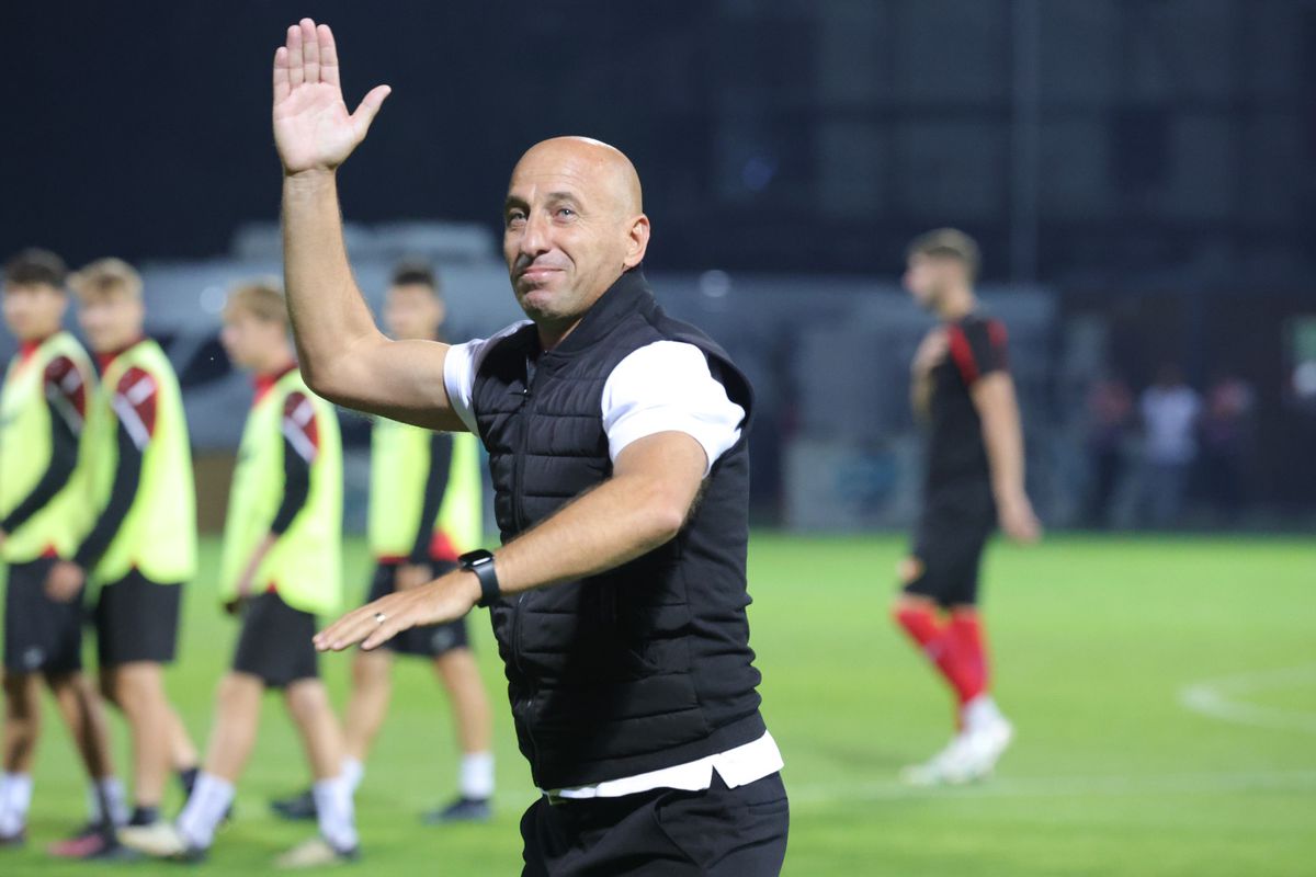 Scenele surprinse la finalul meciului Csikszereda - Rapid » Antrenorul a înjurat-o cu patos pe Steaua