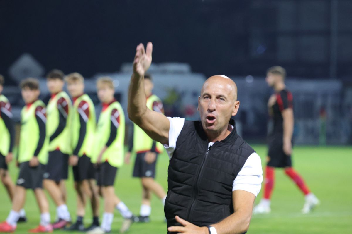 Scenele surprinse la finalul meciului Csikszereda - Rapid » Antrenorul a înjurat-o cu patos pe Steaua