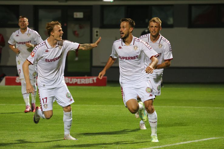 Tobias Christensen, Jakub Hromada și Timotej Jambor
în Csikszereda - Rapid, în etapa 3 din Superliga. FOTO: Ionuț Iordache