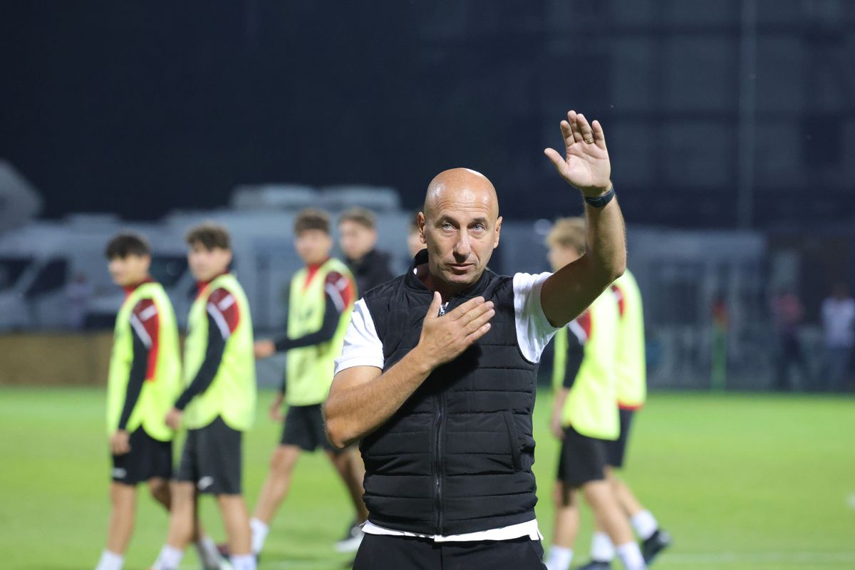 Scenele surprinse la finalul meciului Csikszereda - Rapid » Antrenorul a înjurat-o cu patos pe Steaua