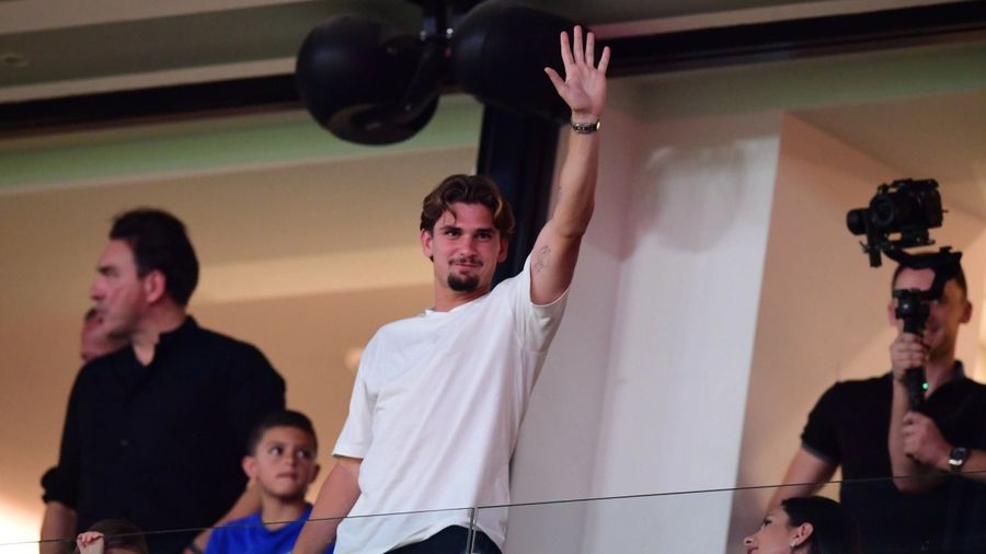 Răzvan Marin, în tribună cu soția » Ce a decis antrenorul lui AEK