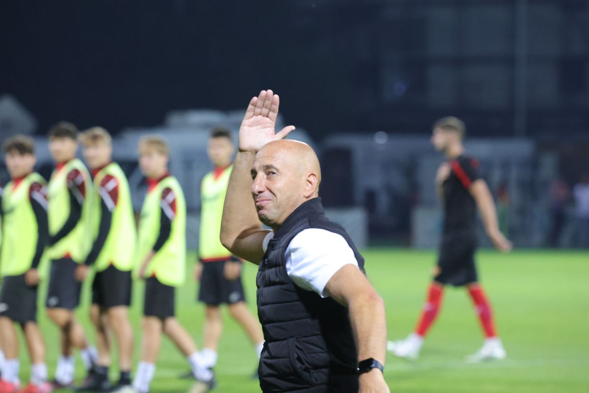 Scenele surprinse la finalul meciului Csikszereda - Rapid » Antrenorul a înjurat-o cu patos pe Steaua