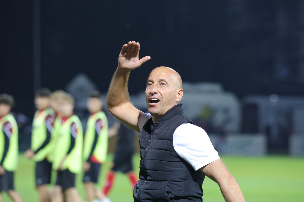 Scenele surprinse la finalul meciului Csikszereda - Rapid » Antrenorul a înjurat-o cu patos pe Steaua