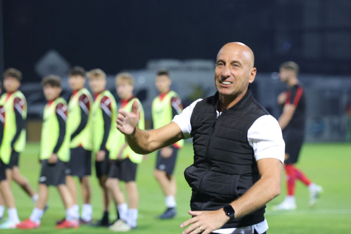 Scenele surprinse la finalul meciului Csikszereda - Rapid » Antrenorul a înjurat-o cu patos pe Steaua