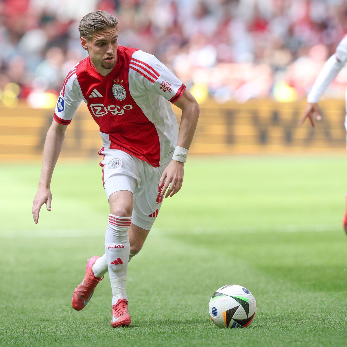 Surpriza de care a avut parte fotbalistul lui Ajax » Imaginile care aveau legătură cu iubita lui au devenit rapid virale