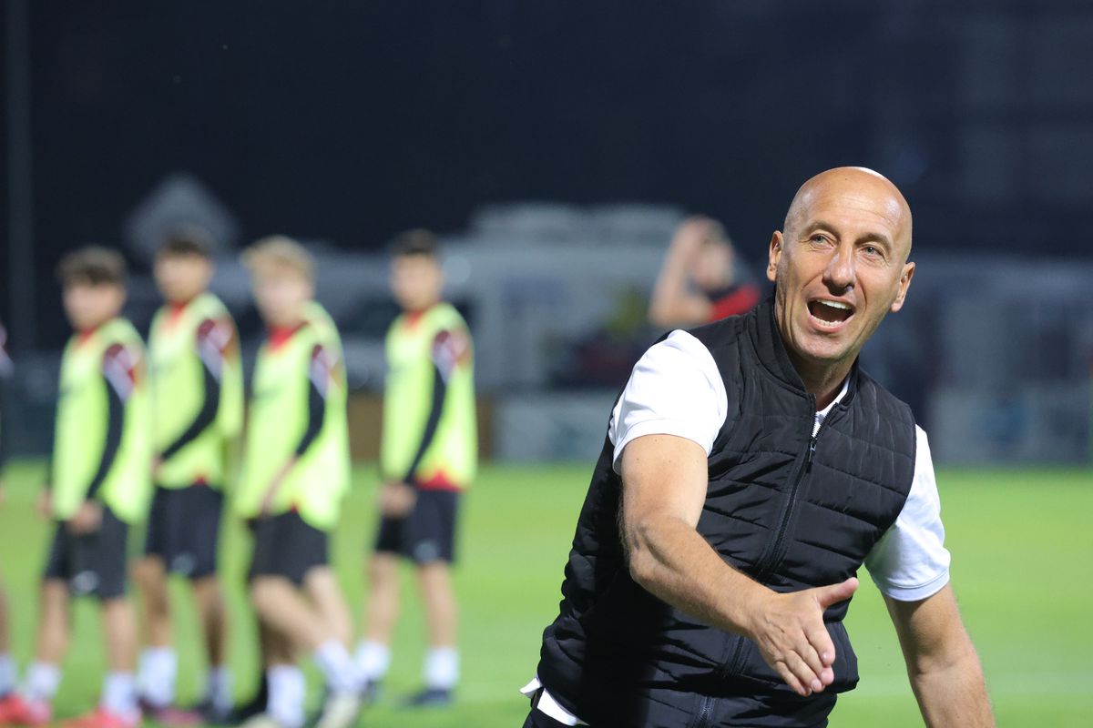 Scenele surprinse la finalul meciului Csikszereda - Rapid » Antrenorul a înjurat-o cu patos pe Steaua