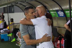 Imagini tari de la finalul meciului Csikszereda - Rapid » Antrenorul a înjurat-o cu patos pe Steaua alături de fanii adverși