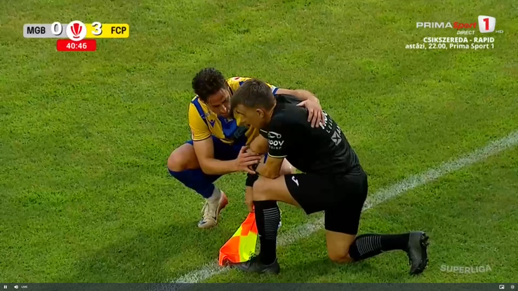 Accidentare horror a tușierului la Metaloglobus - Petrolul. FOTO: captură Prima Sport