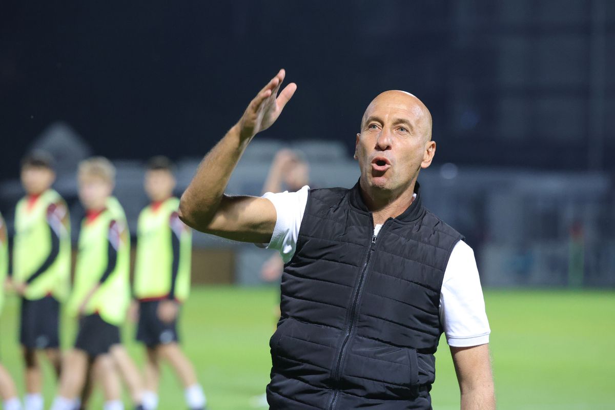 Scenele surprinse la finalul meciului Csikszereda - Rapid » Antrenorul a înjurat-o cu patos pe Steaua