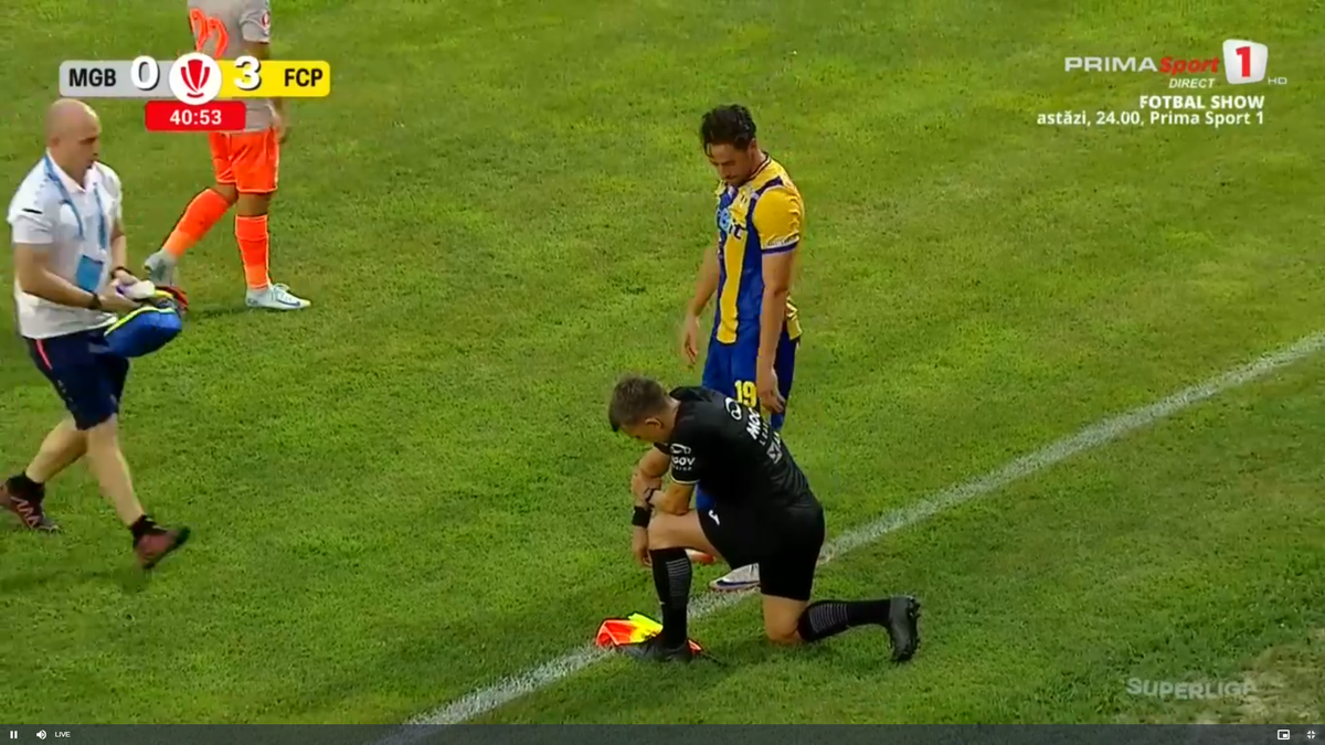 Moment-șoc în Superliga: tușierul a suferit o accidentare-horror și a fost transportat cu ambulanța la spital