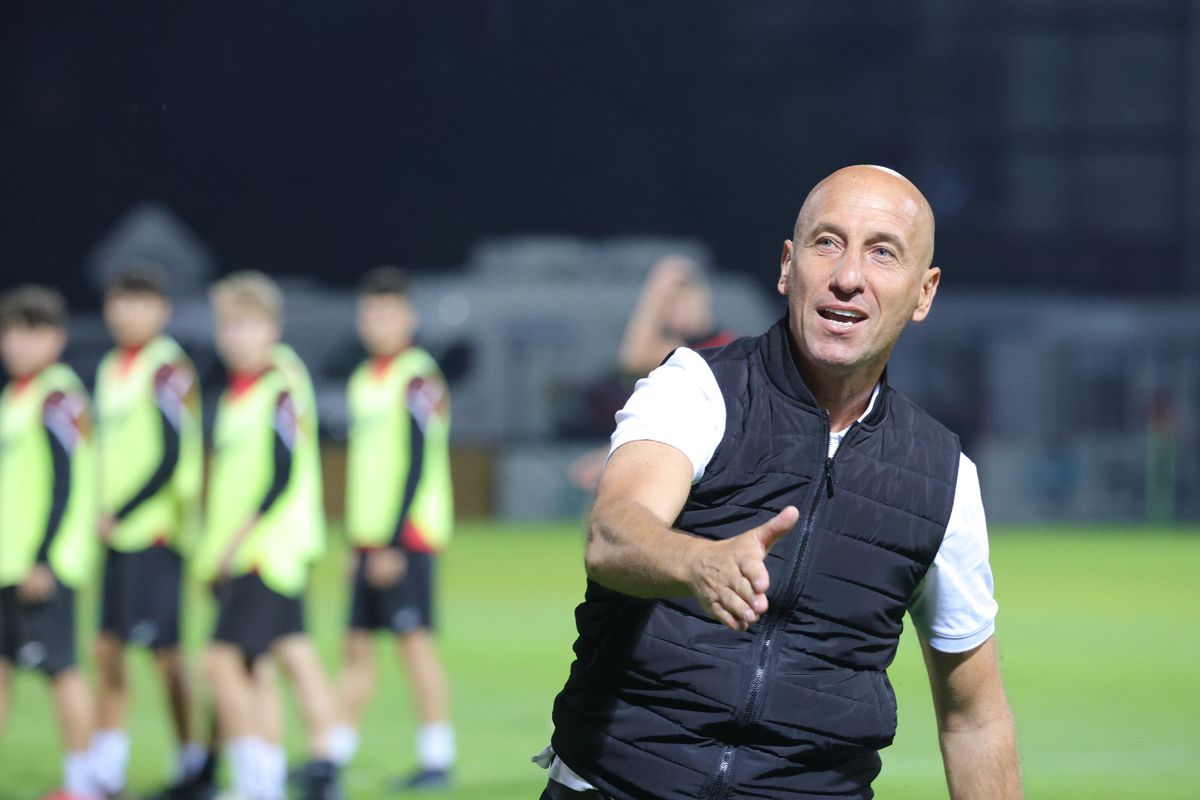 Scenele surprinse la finalul meciului Csikszereda - Rapid » Antrenorul a înjurat-o cu patos pe Steaua