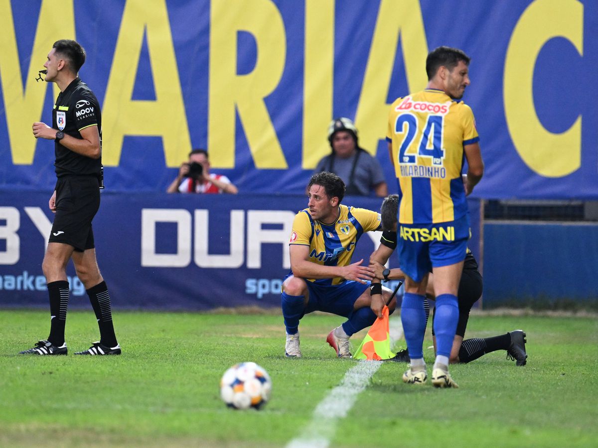 Moment-șoc în Superliga: tușierul a suferit o accidentare-horror și a fost transportat cu ambulanța la spital