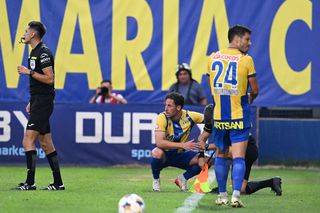 Moment-șoc în Superliga: tușierul a suferit o accidentare-horror și a fost transportat cu ambulanța la spital