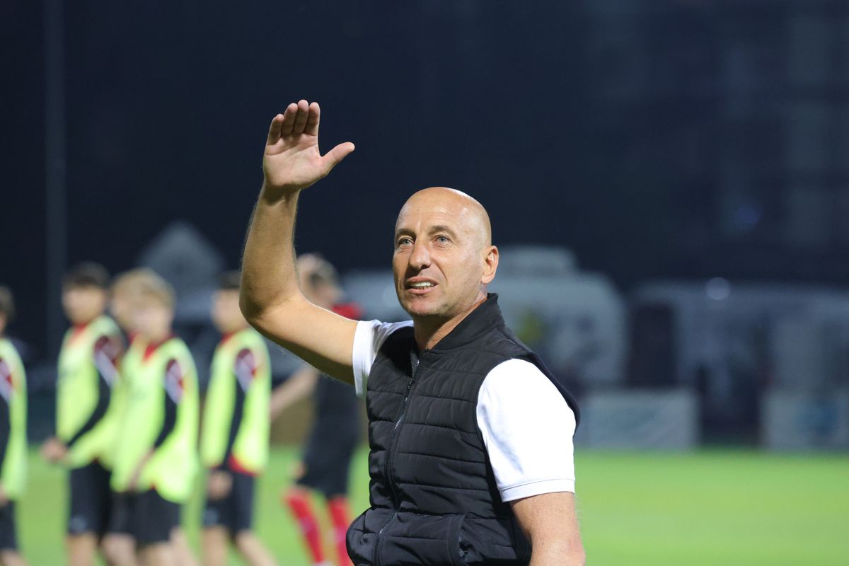 Scenele surprinse la finalul meciului Csikszereda - Rapid » Antrenorul a înjurat-o cu patos pe Steaua