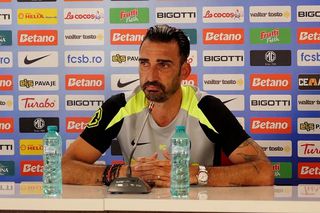 Întrebarea care l-a iritat pe Charalambous în conferință: „Nu-și are locul!”