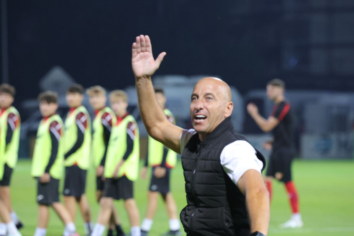 Scenele surprinse la finalul meciului Csikszereda - Rapid » Antrenorul a înjurat-o cu patos pe Steaua