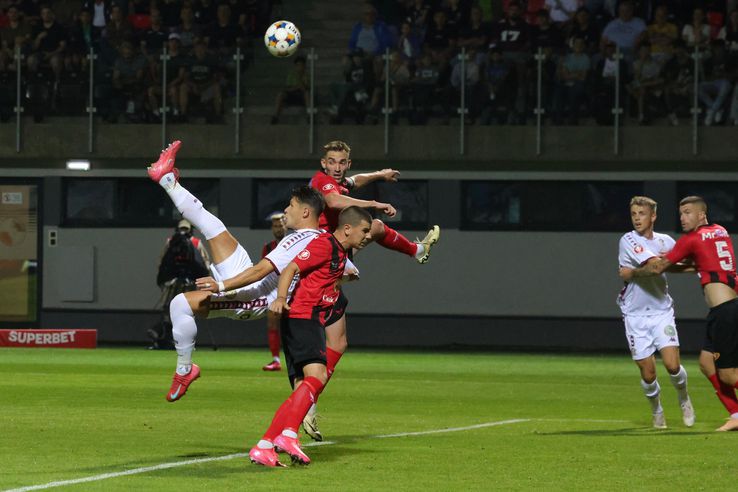 Alex Dobre și Jambor în Csikszereda - Rapid, în etapa 3 din Superliga. FOTO: Ionuț Iordache