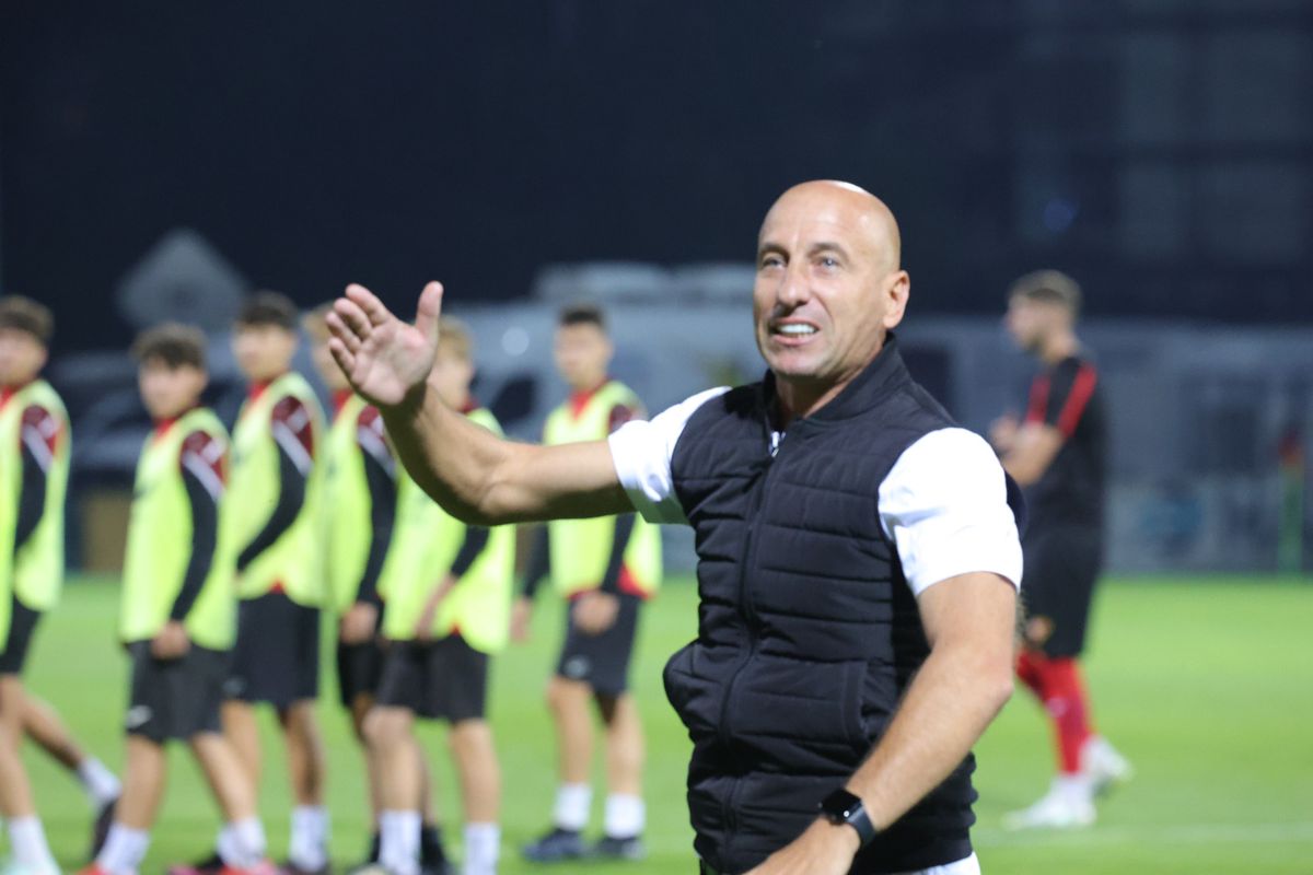 Scenele surprinse la finalul meciului Csikszereda - Rapid » Antrenorul a înjurat-o cu patos pe Steaua