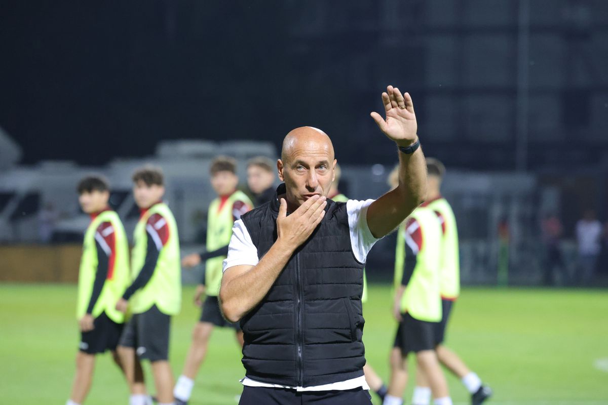 Scenele surprinse la finalul meciului Csikszereda - Rapid » Antrenorul a înjurat-o cu patos pe Steaua