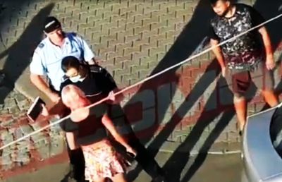 VIDEO Filmare scandaloasă în Mizil! O femeie lovește și scuipă un jandarm. Ce face prietenul ei în tot acest timp