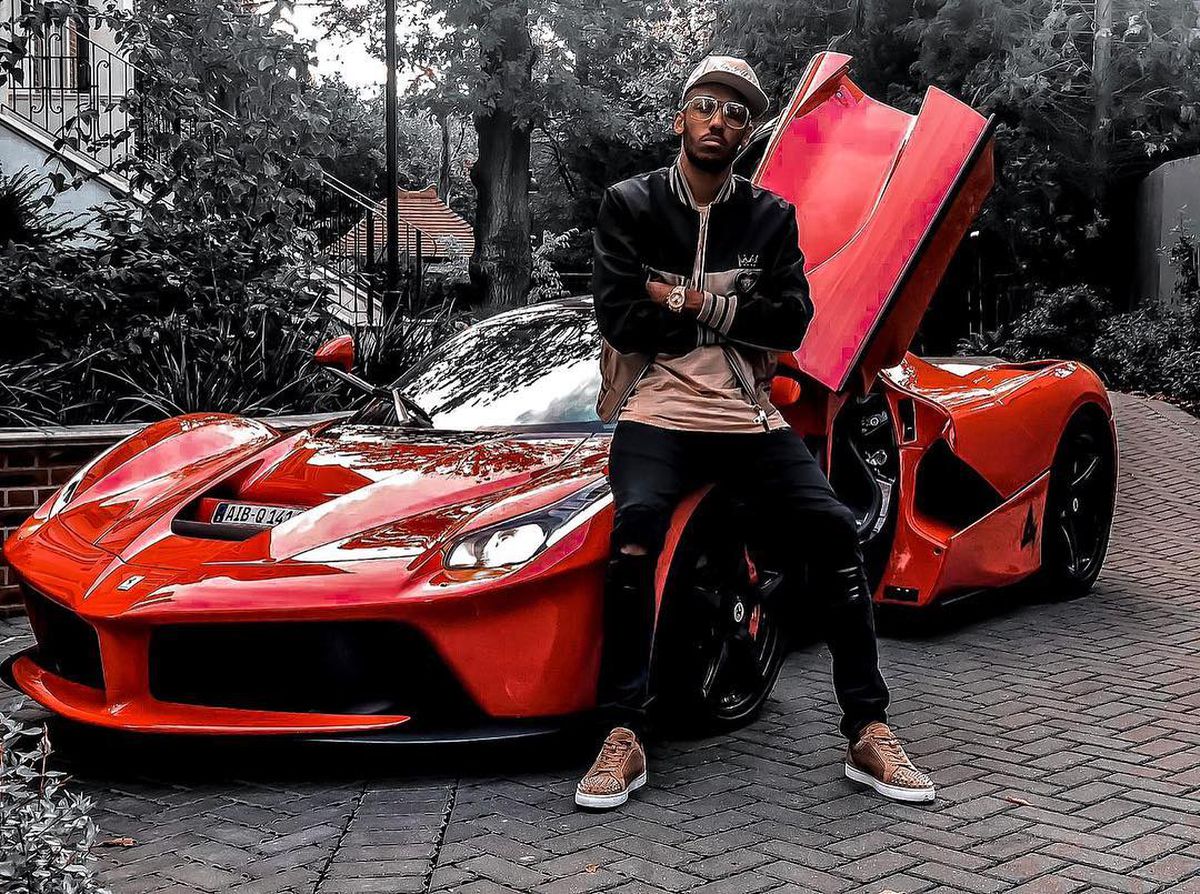 FOTO Aubameyang și-a prezentat colecția de bolizi: are un Ferrari de 2,2 milioane de euro și patru Lamborghini