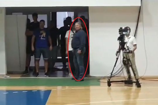 Scandal la Dinamo. Dănuț Lupu, fostul mare jucător al „câinilor”, a fost apostrofat de fani la Supercupa României la handbal, pierdută de Dinamo în fața celor de la Dobrogea de Sud, 18-19.