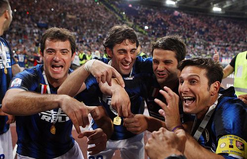 Stankovic, Milito, Chivu și Zanetti, sărbătorind triumful din Cupa Italiei, în 2011