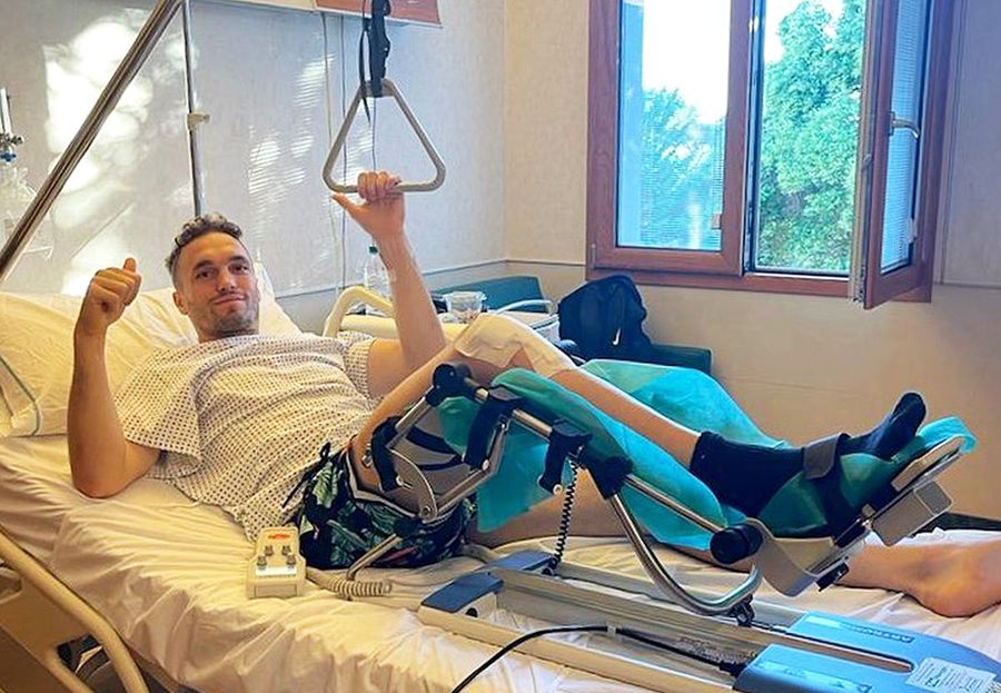 Gabriel Debeljuh, pe masa de operație // foto: Facebook @ Fotbal Club CFR 1907 CLUJ-NAPOCA „Tortură” interzisă prin contract » Federația a aprobat măsura care-i salvează pe fotbaliști de umilințe