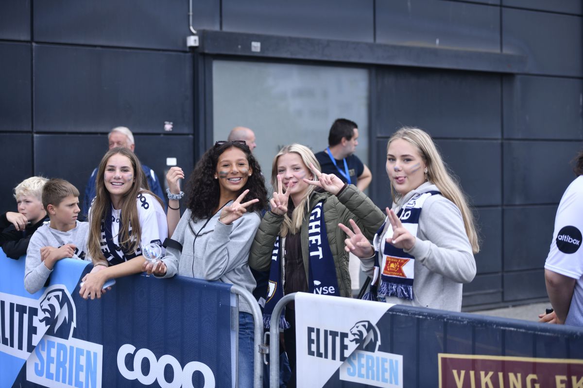 FOTO Viking - FCSB, sosire roș-albaștri la stadion și atmosferă