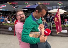 Reporterul GSP, luat pe sus în fața stadionului înainte de Viking - FCSB :)