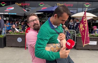 Reporterul GSP, luat pe sus în fața stadionului înainte de Viking - FCSB :)