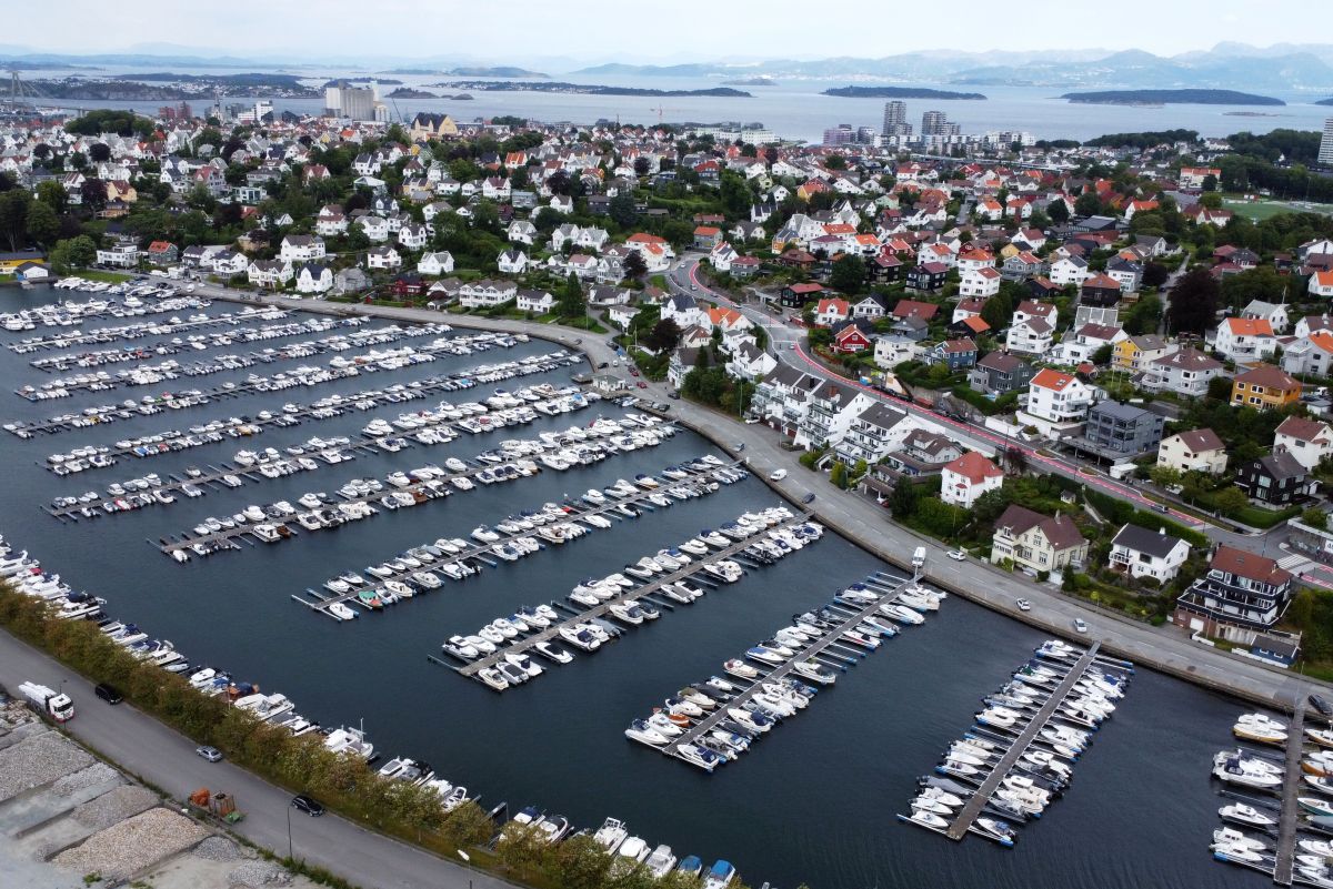 Stavanger, un loc în care parcă s-au adunat toate contrastele lumii: orașul din basm, cu mașini Tesla și cerșetori cu POS