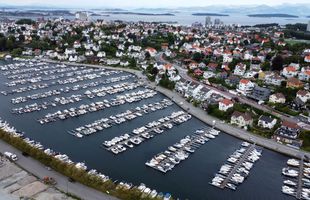 Stavanger, un loc în care parcă s-au adunat toate contrastele lumii: orașul din basm, cu mașini Tesla și cerșetori cu POS