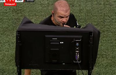 Arbitrul care a picat testele fizice înainte de startul sezonului a revenit la un meci infernal: două goluri contestate de FCU Craiova în thrillerul cu Rapid!