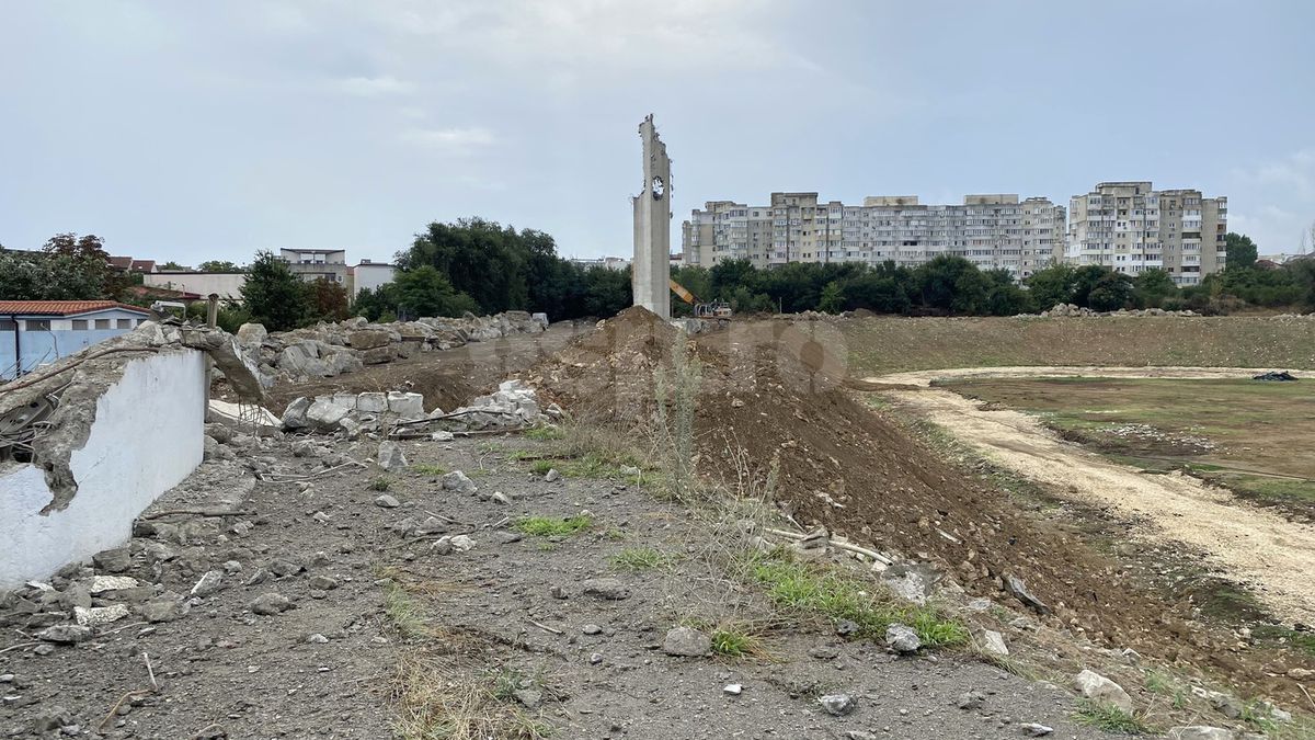 Vizită pe șantierul viitoarei arene de 100 de milioane de euro » Ce problemă au întâmpinat muncitorii + mesajul istoric căutat pe sub dărâmături