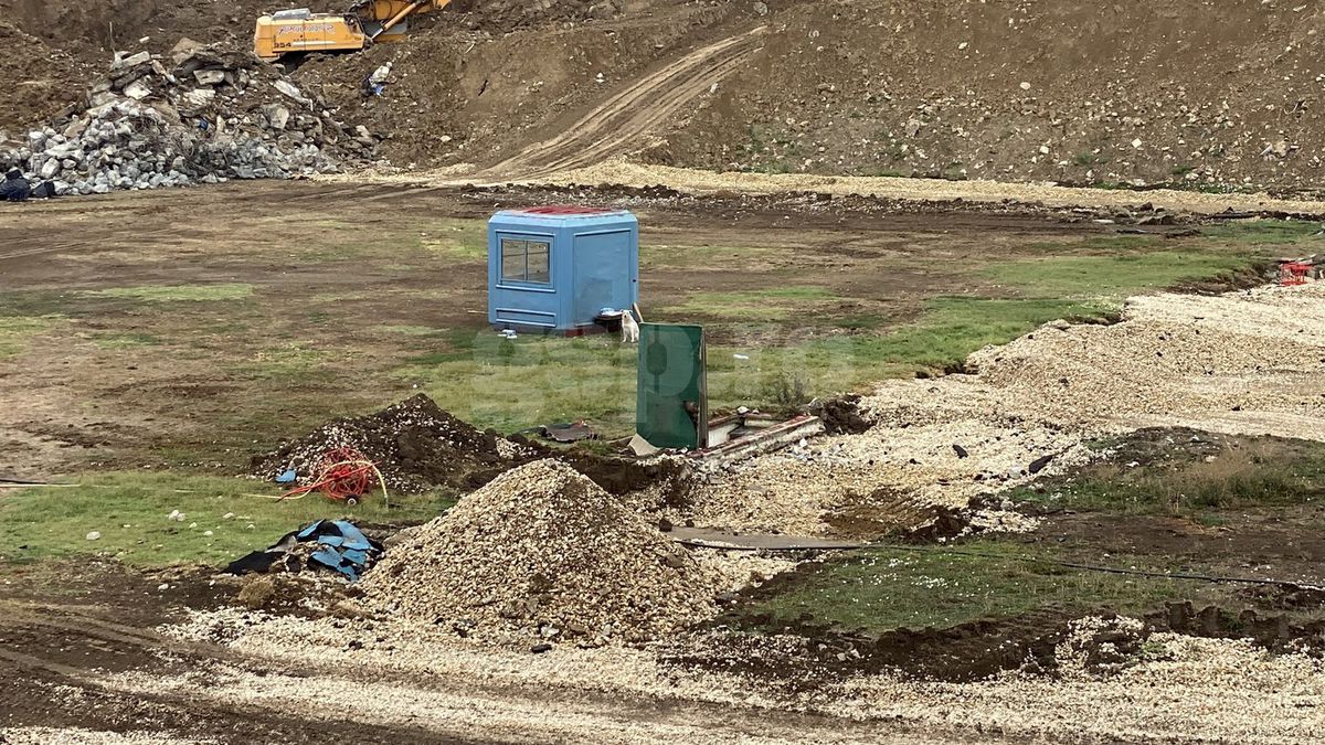 Vizită pe șantierul viitoarei arene de 100 de milioane de euro » Ce problemă au întâmpinat muncitorii + mesajul istoric căutat pe sub dărâmături