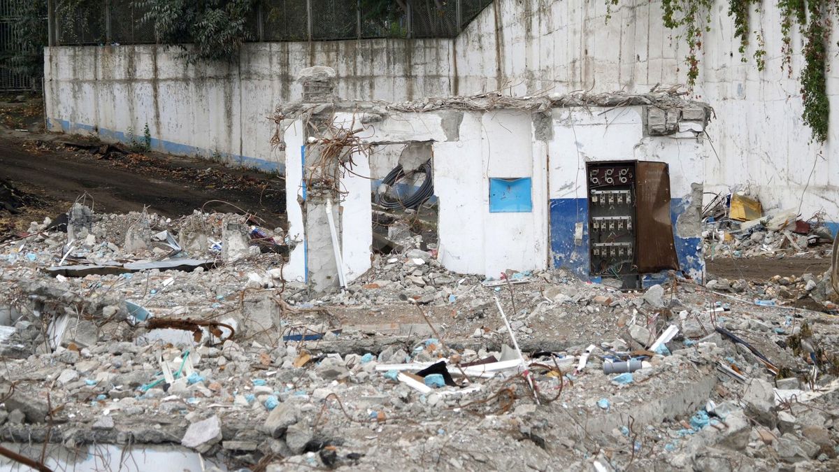 Vizită pe șantierul viitoarei arene de 100 de milioane de euro » Ce problemă au întâmpinat muncitorii + mesajul istoric căutat pe sub dărâmături