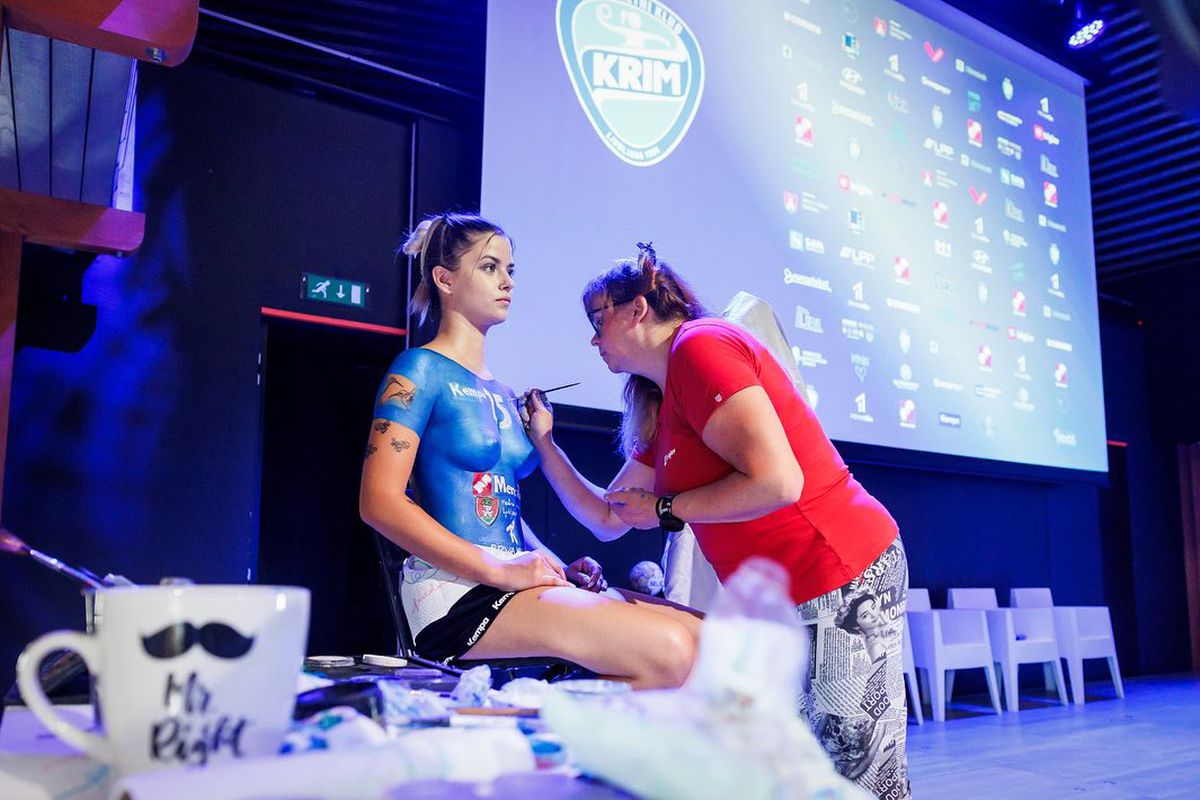 Decizie controversată în Liga Campionilor » Adversara Rapidului și-a prezentat noile echipamente cu un model NUD!