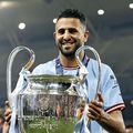 Riyad Mahrez și trofeul Ligii Campionilor. 
Foto: Imago