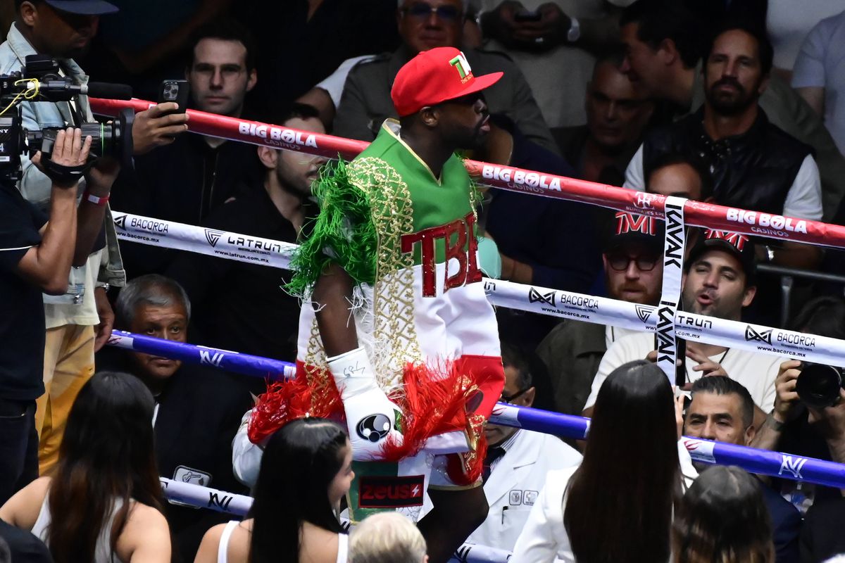 Circ la revenirea lui Floyd Mayweather în ring! Arbitrul a părăsit lupta dintr-un motiv uluitor » Cum s-a terminat controversatul meci cu nepotul celebrului mafiot