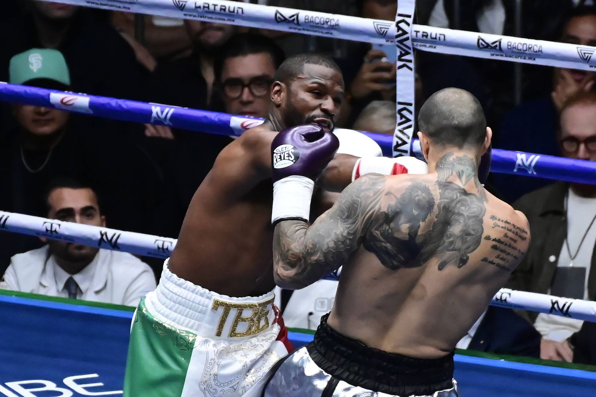 Circ la revenirea lui Floyd Mayweather în ring! Arbitrul a părăsit lupta dintr-un motiv uluitor » Cum s-a terminat controversatul meci cu nepotul celebrului mafiot