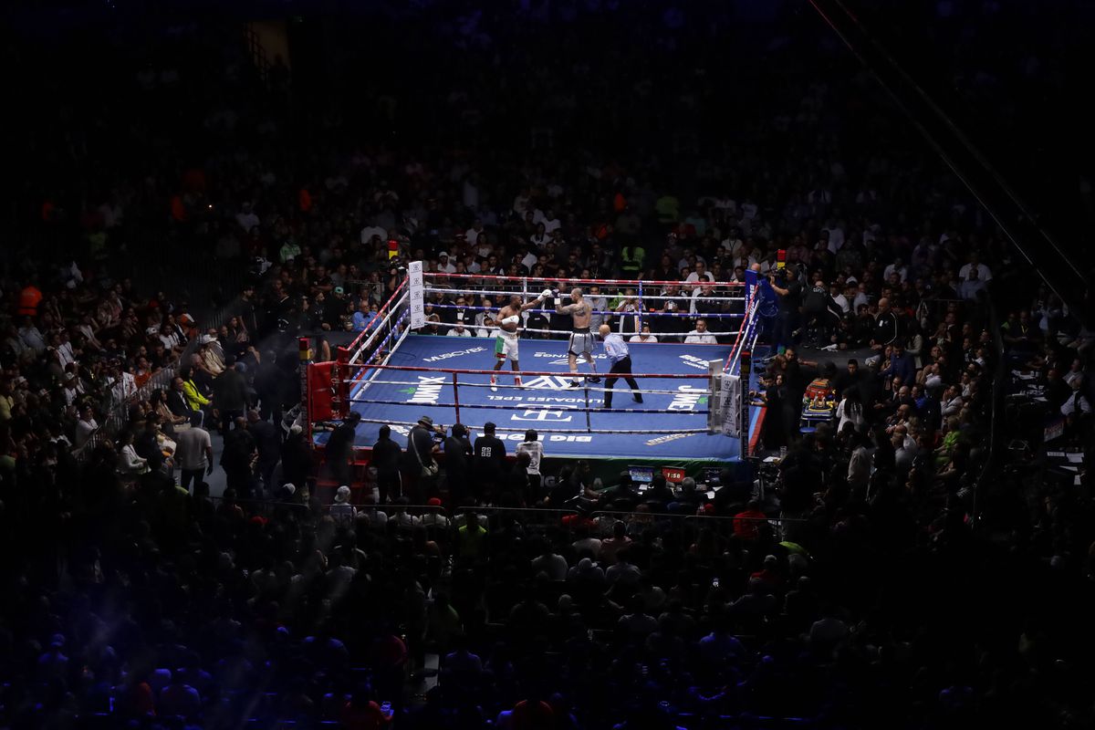 Circ la revenirea lui Floyd Mayweather în ring! Arbitrul a părăsit lupta dintr-un motiv uluitor » Cum s-a terminat controversatul meci cu nepotul celebrului mafiot