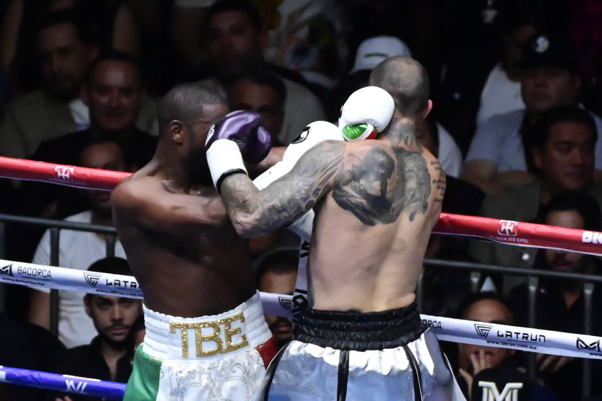 Circ la revenirea lui Floyd Mayweather în ring! Arbitrul a părăsit lupta dintr-un motiv uluitor » Cum s-a terminat controversatul meci cu nepotul celebrului mafiot