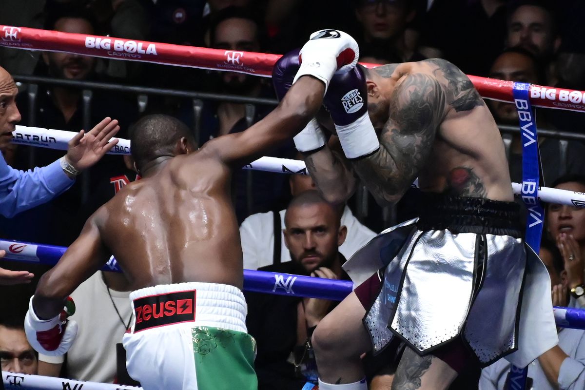 Circ la revenirea lui Floyd Mayweather în ring! Arbitrul a părăsit lupta dintr-un motiv uluitor » Cum s-a terminat controversatul meci cu nepotul celebrului mafiot